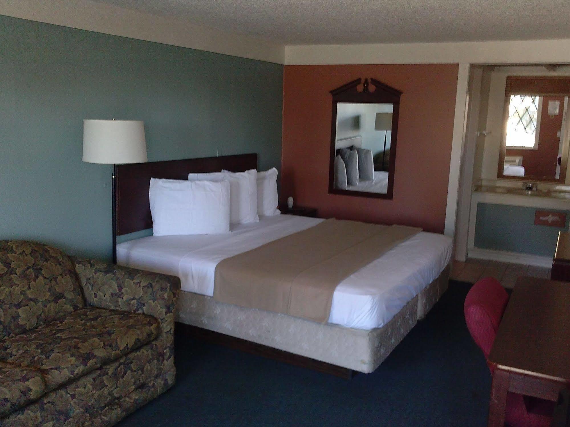 Westwoods Inn & Suites Woodhaven Ngoại thất bức ảnh